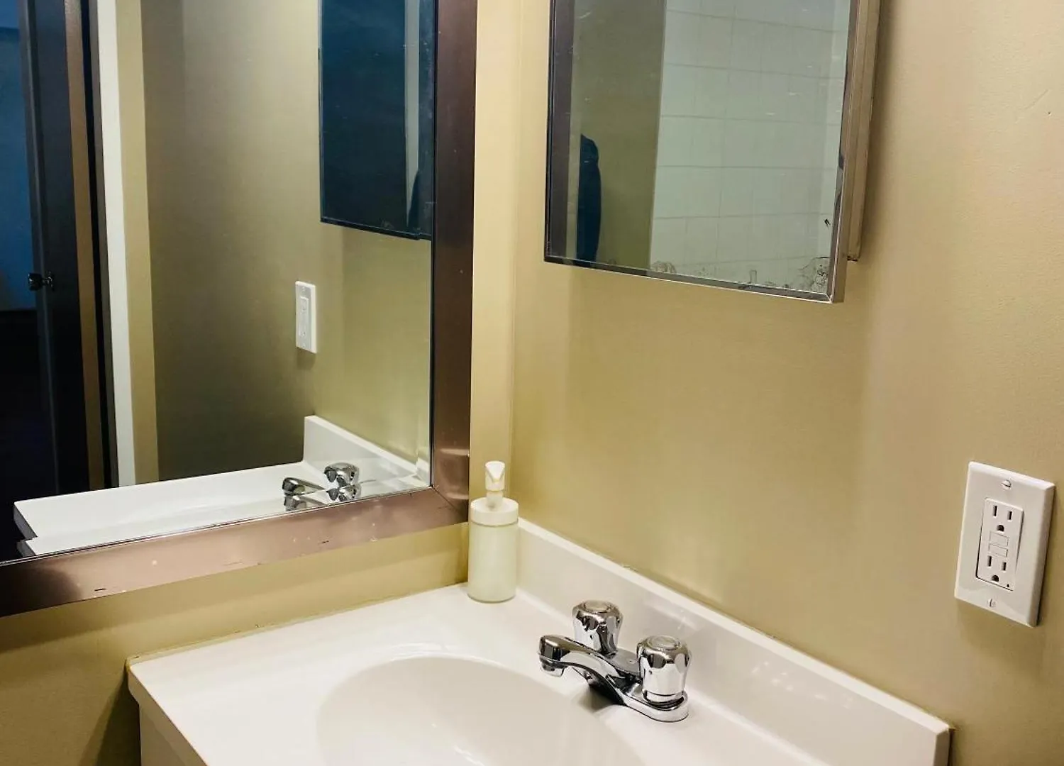 5Th Floor Cozy 1 Bedroom Condo With Parking YYC Lägenhet